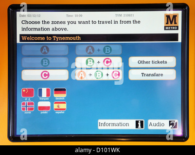 Tyne und tragen Metro System Fahrkartenautomat Bildschirm Tynemouth Bahnhof Nord-Ost England UK Stockfoto