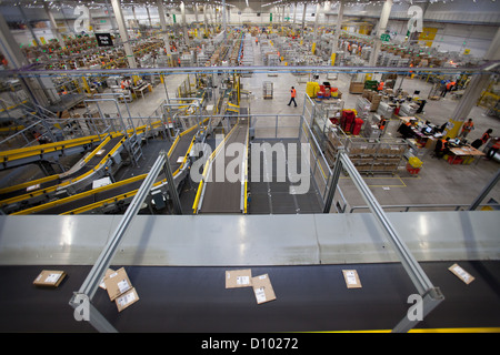 Im Inneren der Internethändler Amazon Swansea Distributionszentrum. Dez. 2012 Stockfoto