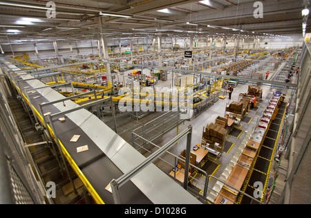 Im Inneren der Internethändler Amazon Swansea Distributionszentrum. Dez. 2012 Stockfoto