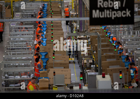 Im Inneren der Internethändler Amazon Swansea Distributionszentrum. Dez. 2012 Stockfoto