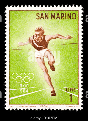 Briefmarke aus San Marino Darstellung einen Sprinter ein Rennen, ausgestellt für die Olympischen Sommerspiele 1960 in Tokio, Japan zu gewinnen. Stockfoto