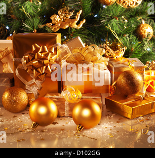 Foto von Luxus-Geschenk-Boxen unter Weihnachtsbaum, Neujahr, Wohnaccessoires, goldenen Verpackung von Santa Geschenke, festliche Tannenbaum Stockfoto