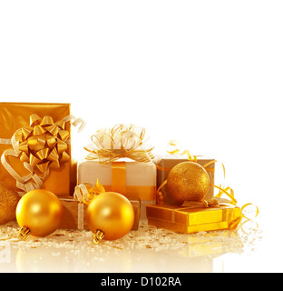 Bild von verschiedenen Weihnachten präsentiert isolierten auf weißen Hintergrund, Luxus-goldene Geschenk-Boxen mit dekorativen Luftblasen, Neujahr Stockfoto