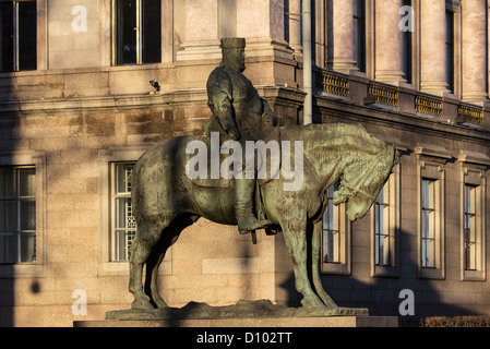 Statue von Alexander III von Russland (von Paolo Troubetzkoy, 1909) vor das Marmorpalais in Sankt-Petersburg, Russland. Stockfoto