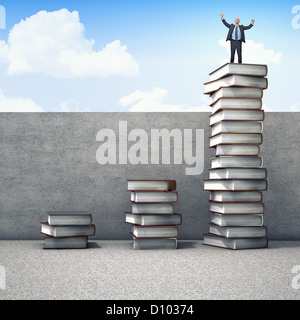 glücklicher Mann auf Bücher stapeln Stockfoto