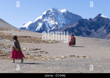 Aymara Frauen in den Kordilleren mit dem Berg Huayna Potosi im Hintergrund Stockfoto