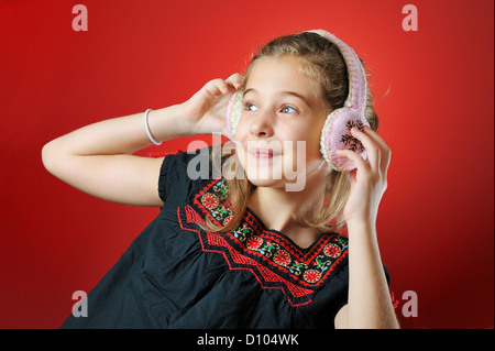 kleine Mädchen genießen Musik Stockfoto