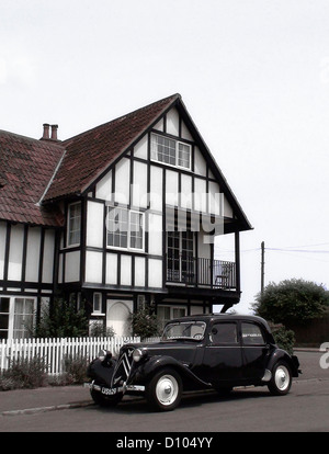 Der östlichen Ecke des "Toad Hall" in Thorpeness, mit einem Oldtimer Citroen außerhalb und absolut keine Anzeichen von Modernität. Stockfoto