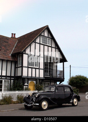 Der östlichen Ecke des "Toad Hall" in Thorpeness, mit einem Oldtimer Citroen außerhalb und absolut keine Anzeichen von Modernität. Stockfoto