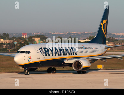 Günstige Flugreisen. Boeing 737-800 Passagierflugzeug der Billigfluglinie Ryanair Taxioning für den Abflug auf einem Flug. Günstige Flüge. Stockfoto