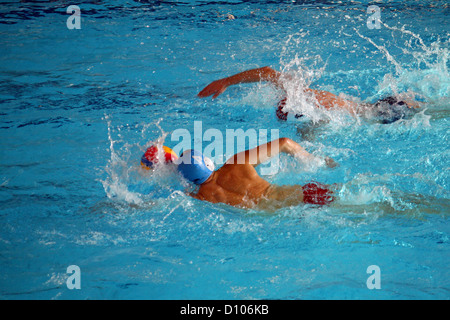 starke Schwimmer während eines Spiels der Wasserball im pool Stockfoto