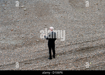 Mann im Anzug auf Themse Strand, Vauxhall, London, UK Stockfoto