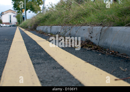 Doppelte gelbe Linien Stockfoto