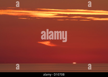 Sonnenuntergang mit der Sonne nur knapp über dem Horizont sichtbar Stockfoto
