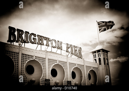 Schriftzug über dem Brighton Pier, mit dunklen bewölkten Himmel, England Stockfoto