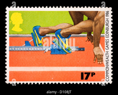 Briefmarke aus Großbritannien, die Füße des Sprinters in den Startlöchern (Commonwealth Games 1986) darstellen. Stockfoto