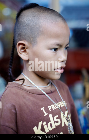 Traditionelle Haarknoten rasierten Kopf Frisur auf einem thailändischen jungen. S. E. Asien Thailand Stockfoto