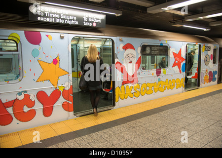 New York u-Bahn gesponsert von Macy Store mit Weihnachtsthema malte innen &, Weihnachtsmann Motiv. Grand Central Stockfoto