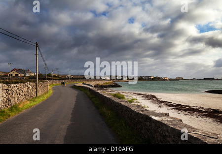 Pony und Falle auf der Straße vom Dorf Kilronan auf Inishmore, die Aran-Inseln, Teampall Bheanain, County Galway, Irland Stockfoto