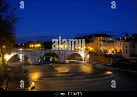 Italien, Rom, Tiber, Isola Tiberina bei Nacht Stockfoto