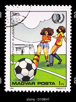 Briefmarke aus Ungarn Darstellung zeigt zwei weibliche Fußball-Spieler. Stockfoto