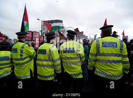 Polizei-Blockade am Westminster während der Studenten London Demo 2012. Stockfoto