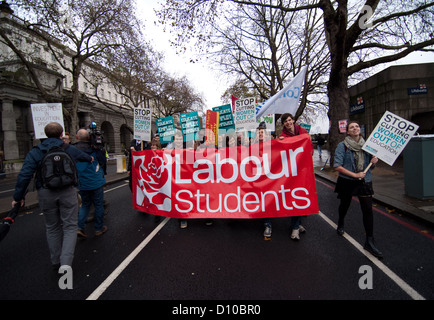 Arbeitsrechtlichen Schüler marschieren friedlich an Studenten London Demo gegen die Erhöhung der Studiengebühren 2012. Stockfoto