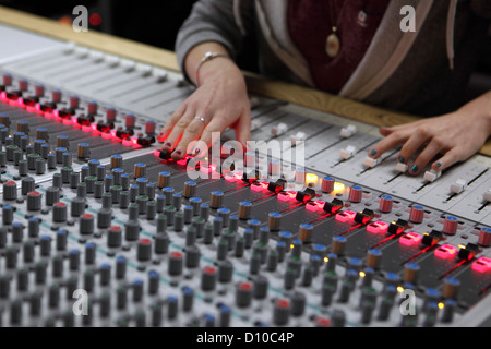 Weibliche Hände, mit sound Mischpult, Nahaufnahme Detail, UK Stockfoto