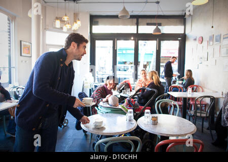 Salusbury Reformhäuser, NW6 Salusbury Road, London, UK. 04.12.2012 Bild zeigt Robert Claassen, der Besitzer eines einsamen Food Shop und Coffee-Shop, erschienen auf ITV News und erklärte, dass er "wütend", dass er bezahlt mehr Körperschaftsteuer als Starbucks, eröffnet ein Geschäft genau gegenüber in der High Street von seiner Nahrung, speichern Räumlichkeiten. Seine Kommentare kamen nach der Kanzler enthüllt eine £ 154 Millionen Blitz auf namhafte global agierende Unternehmen und vermögende Privatpersonen, die Steuerbescheide, Klaue wieder Milliarden von Pfund für den Fiskus ausweichen. Stockfoto