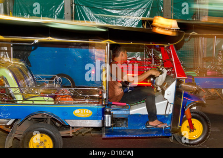 Bunte Tuk Tuk in Bangkok bei Nacht, Thailand Stockfoto