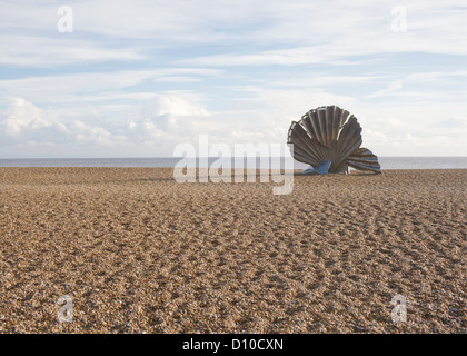 Maggi Hamblings Skulptur "Jakobsmuschel" am Strand von Aldeburgh in Suffolk, England. Stockfoto