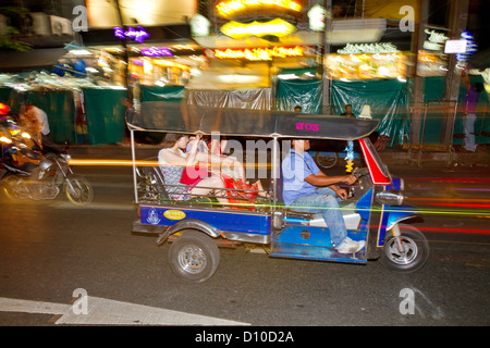 Bunte Tuk Tuk in Bangkok bei Nacht, Thailand Stockfoto