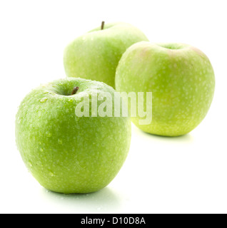 Drei Reifen grünen Äpfeln. Kleinen DOF, isoliert auf weiss Stockfoto