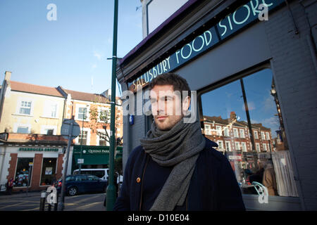 Salusbury Reformhäuser, NW6 Salusbury Road, London, UK. 04.12.2012 Bild zeigt Robert Claassen, der Besitzer eines einsamen Food Shop und Coffee-Shop, erschienen auf ITV News und erklärte, dass er "wütend", dass er bezahlt mehr Körperschaftsteuer als Starbucks, eröffnet ein Geschäft genau gegenüber in der High Street von seiner Nahrung, speichern Räumlichkeiten. Seine Kommentare kamen nach der Kanzler enthüllt eine £ 154 Millionen Blitz auf namhafte global agierende Unternehmen und vermögende Privatpersonen, die Steuerbescheide, Klaue wieder Milliarden von Pfund für den Fiskus ausweichen. Stockfoto