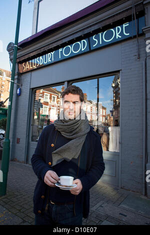 Salusbury Reformhäuser, NW6 Salusbury Road, London, UK. 04.12.2012 Bild zeigt Robert Claassen, der Besitzer eines einsamen Food Shop und Coffee-Shop, erschienen auf ITV News und erklärte, dass er "wütend", dass er bezahlt mehr Körperschaftsteuer als Starbucks, eröffnet ein Geschäft genau gegenüber in der High Street von seiner Nahrung, speichern Räumlichkeiten. Seine Kommentare kamen nach der Kanzler enthüllt eine £ 154 Millionen Blitz auf namhafte global agierende Unternehmen und vermögende Privatpersonen, die Steuerbescheide, Klaue wieder Milliarden von Pfund für den Fiskus ausweichen. Stockfoto