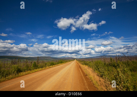 Straße in der Tundra Alaskas Stockfoto