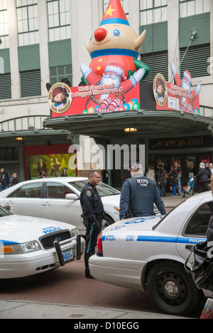 New Yorker Polizisten auf Patrouille außerhalb an Weihnachten Zeit Macy Store in New York USA Stockfoto