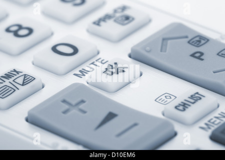 Nahaufnahme der Fernbedienung. MUTE-Taste im Fokus Stockfoto