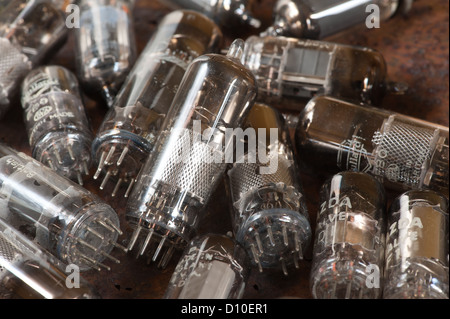 Haufen alter verwendet Glas-Vakuum-Röhren verwendet in Radio und frühen tv crt Verstärker Stockfoto
