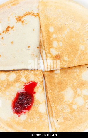 Frische warme Pfannkuchen mit Himbeermarmelade Stockfoto