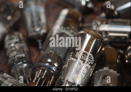 Haufen alter verwendet Glas-Vakuum-Röhren verwendet in Radio und frühen tv crt Verstärker Stockfoto