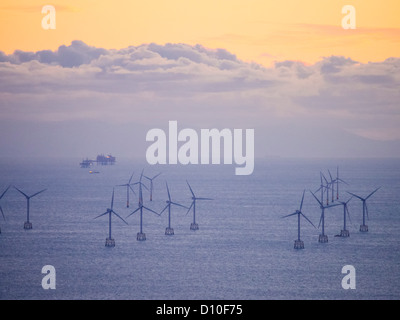 Eine irische See Gas Plattform und Windturbinen in der irischen See aus schwarz Coombe in Lake District, Cumbria, England. Stockfoto