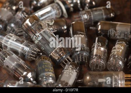 Haufen alter verwendet Glas-Vakuum-Röhren verwendet in Radio und frühen tv crt Verstärker Stockfoto