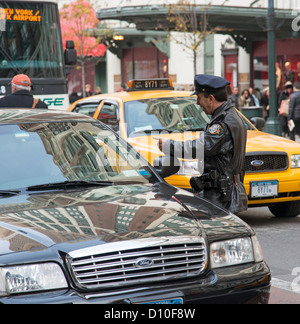 New Yorker Polizist im Gespräch mit einem Autofahrer in Manhattan New York USA Stockfoto