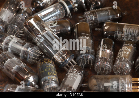 Haufen alter verwendet Glas-Vakuum-Röhren verwendet in Radio und frühen tv crt Verstärker Stockfoto
