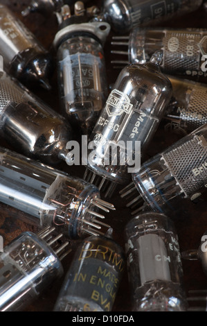 Haufen alter verwendet Glas-Vakuum-Röhren verwendet in Radio und frühen tv crt Verstärker Stockfoto