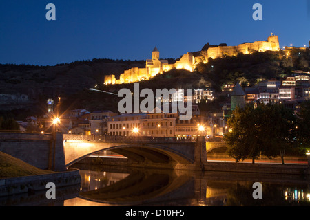 Narikala Festung leuchtet hell in der Nacht, mit Blick auf die alte Stadt von Tiflis, Georgien Stockfoto