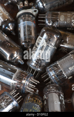 Haufen alter verwendet Glas-Vakuum-Röhren verwendet in Radio und frühen tv crt Verstärker Stockfoto