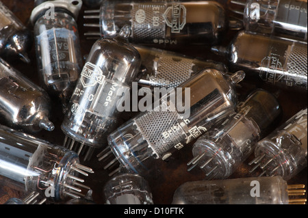 Haufen alter verwendet Glas-Vakuum-Röhren verwendet in Radio und frühen tv crt Verstärker Stockfoto