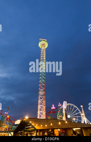 66 Meter hohe Power Tower fahren im Winter Wonderland Hyde Park London, England, Großbritannien Stockfoto